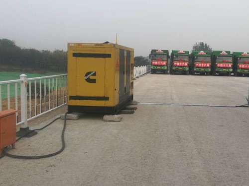 邯山电力系统的稳定性和设备兼容性如何影响发电机组的频率规格？